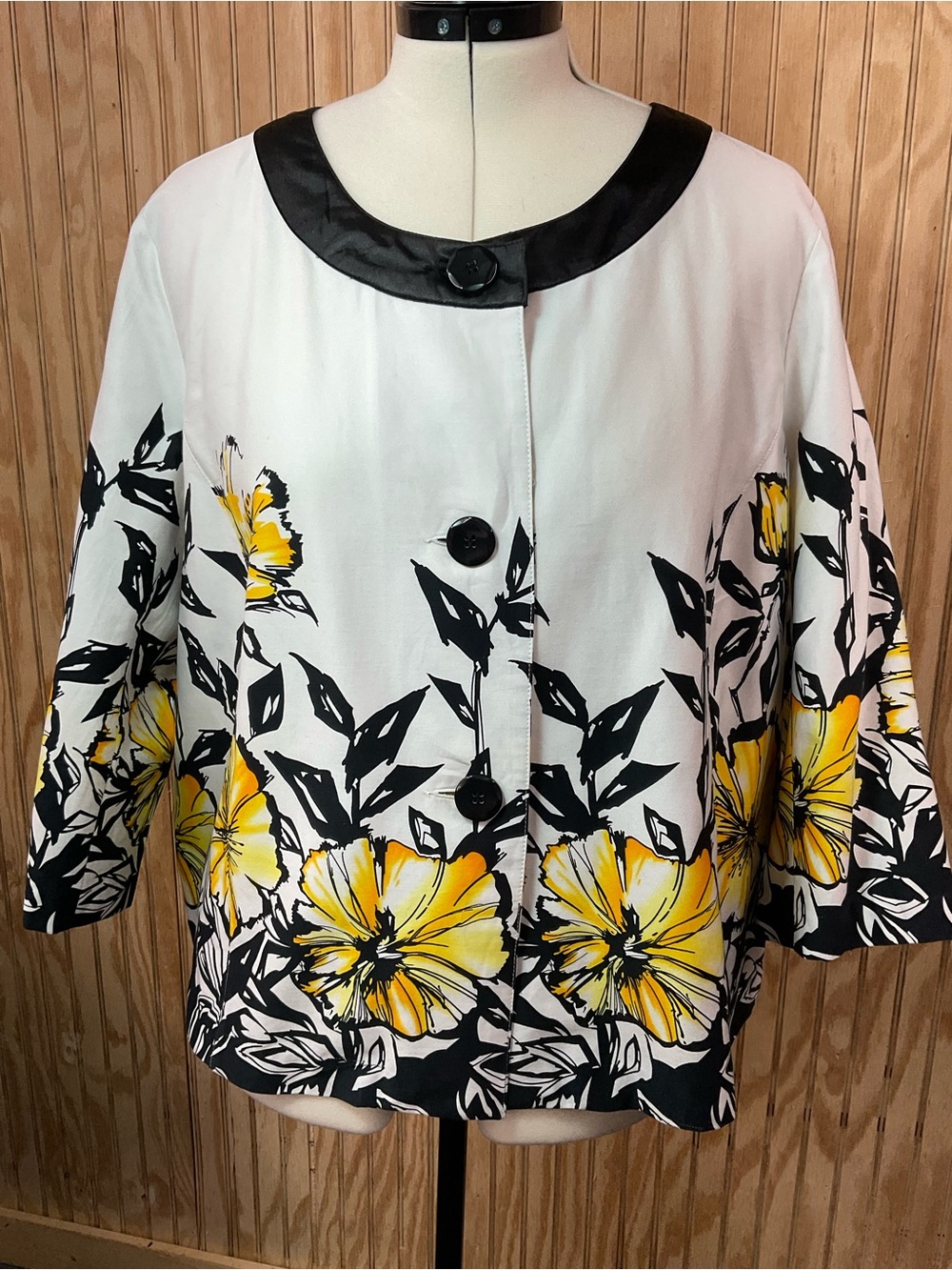 erin london White Floral Button-Front Tunic with Yellow & Black Accents